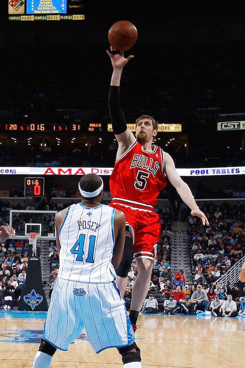 Andres Nocioni shooting the floater over James Posey in a match between Chicago Bulls and New Orleans Hornets on February 4, 2009