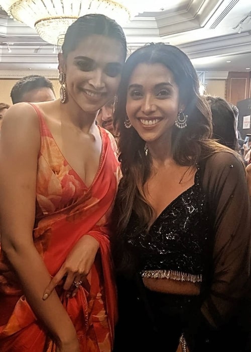 Anupriya Goenka (Right) posing for a picture along with Deepika Padukone