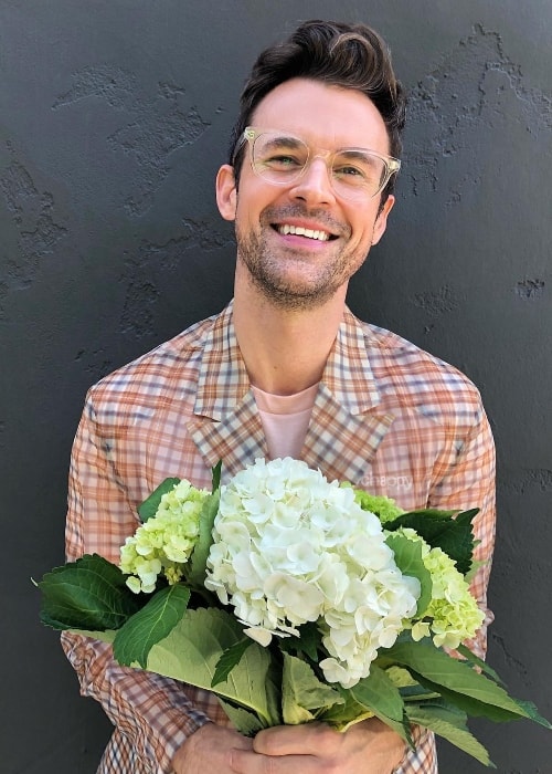 Brad Goreski posing with a bouquet in October 2018
