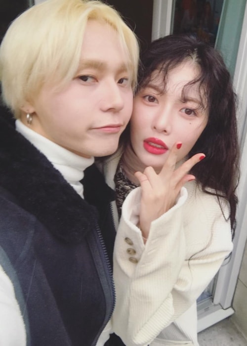 E'Dawn taking a selfie with Hyun Ah in December 2018