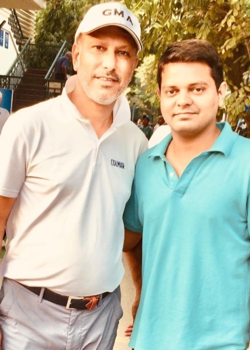 Jeev Milkha Singh posing with a fan in August 2016
