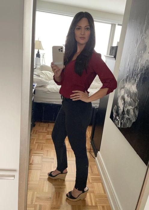 Paula Garc&eacute;s in February 2021 looking in the mirror and seeing the results she has been working hard for