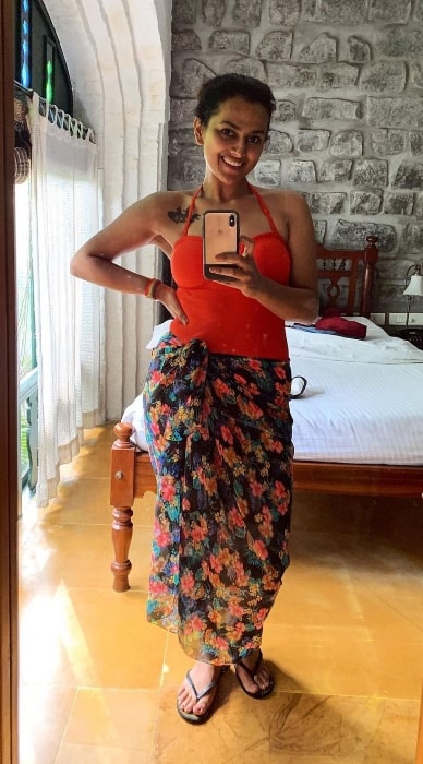 Shraddha Srinath as seen while taking a mirror selfie at Sparsa Resort, Thiruvannamalai in January 2021
